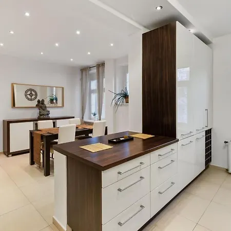 Grand Elegant Family - Ac, Netflix & Old Town Lägenhet Bratislava